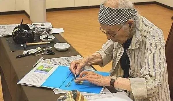 日本近100歲的老人仍在畫(huà)畫(huà)，重慶美術(shù)培訓(xùn)畫(huà)室美術(shù)生你有什么理由不努力！